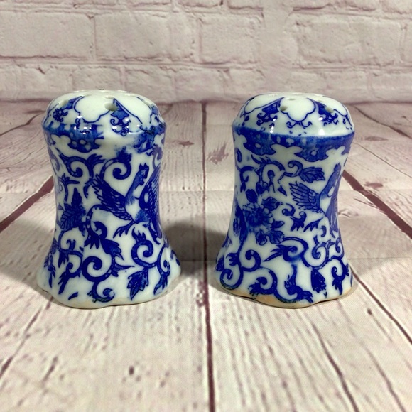 Vintage Blue and White Phoenix Porcelain Salt and Pepper Shaker Pair - Japan - Picture 4 of 8